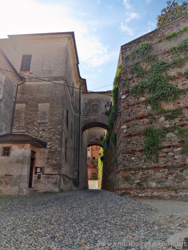 Azeglio (Torino, Italy) - Narrow street toward the castle